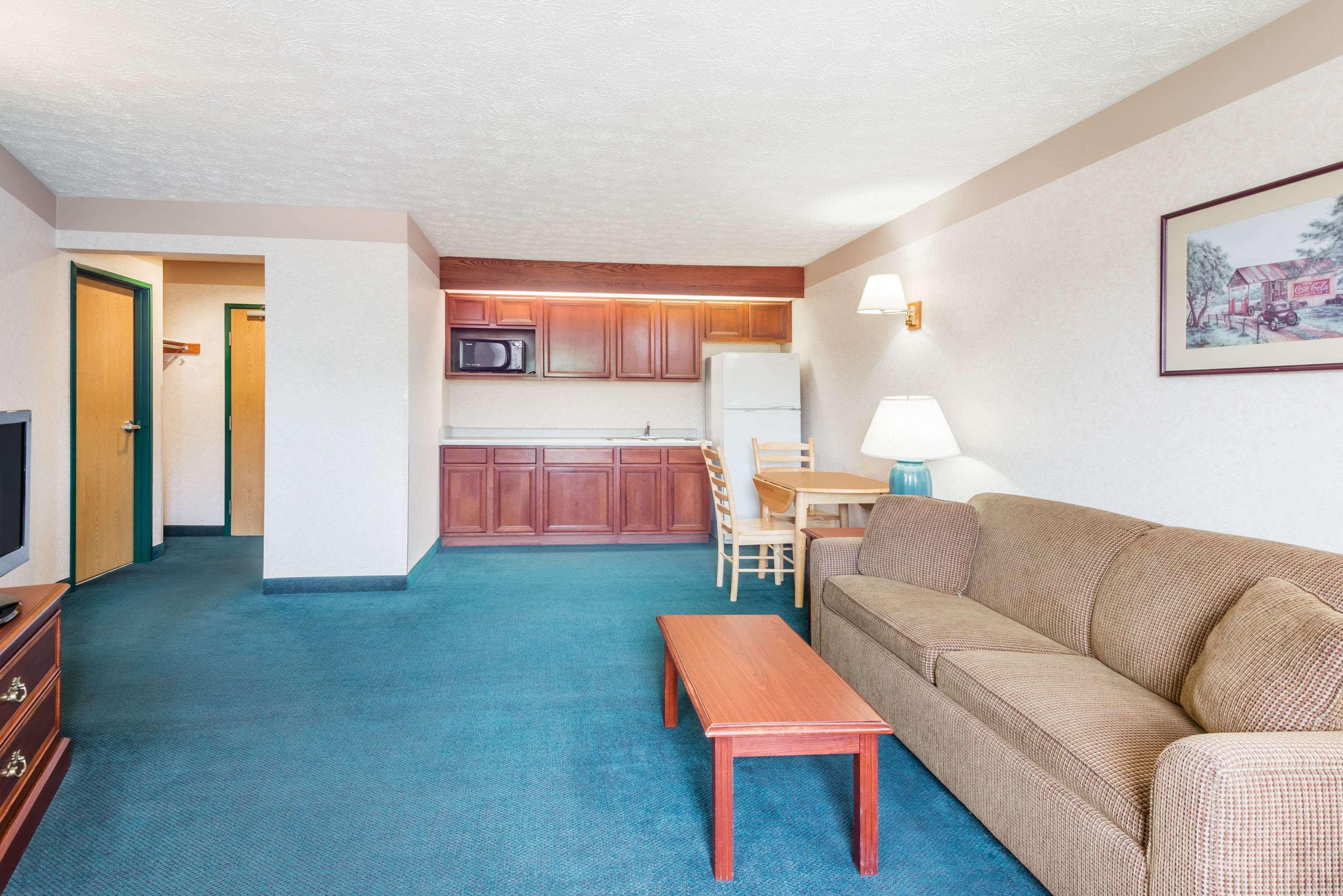 Ramada By Wyndham Strasburg Dover Extérieur photo